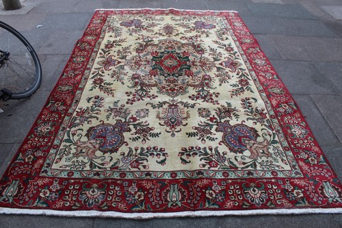 Tappeto vintage indossato